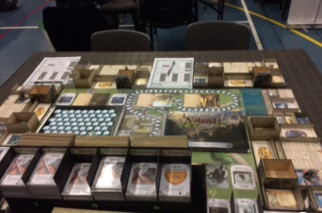Une première version du jeu Valanda installée sur une table