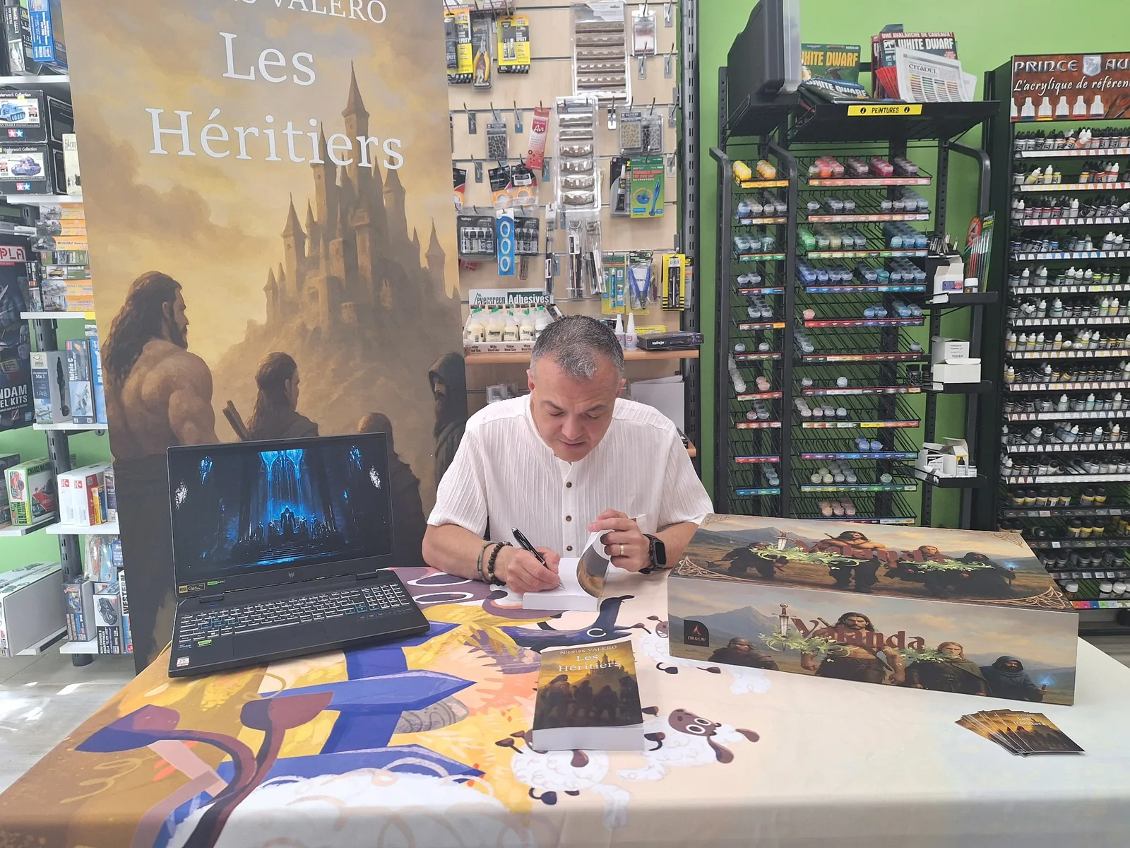 Nicolas Valero lors d'une séance de dédicace